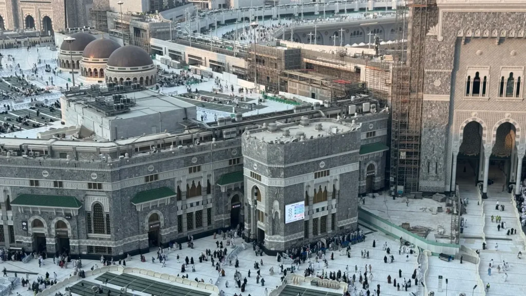 Luftaufnahme der Heiligen Moschee in Mekka mit Pilgern in den Höfen – vor dem Ändern von Ziyarah-Stopps