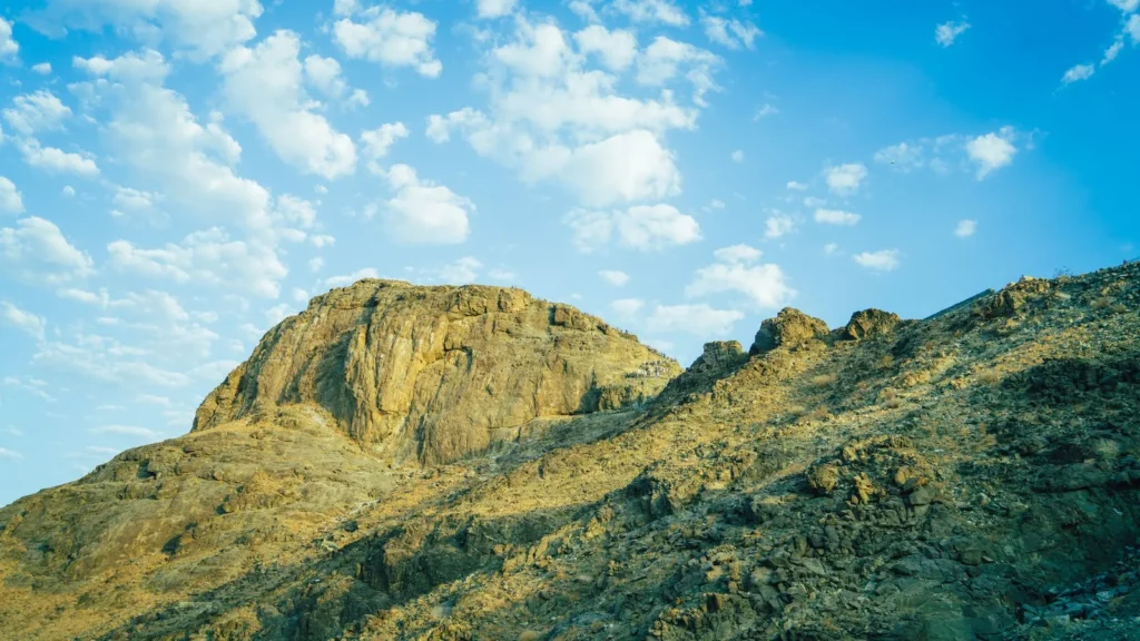 Jabal al-Nour, il monte della grotta di Hira, sotto un cielo azzurro alla Mecca, meta dei biglietti dell'Hira Cultural District