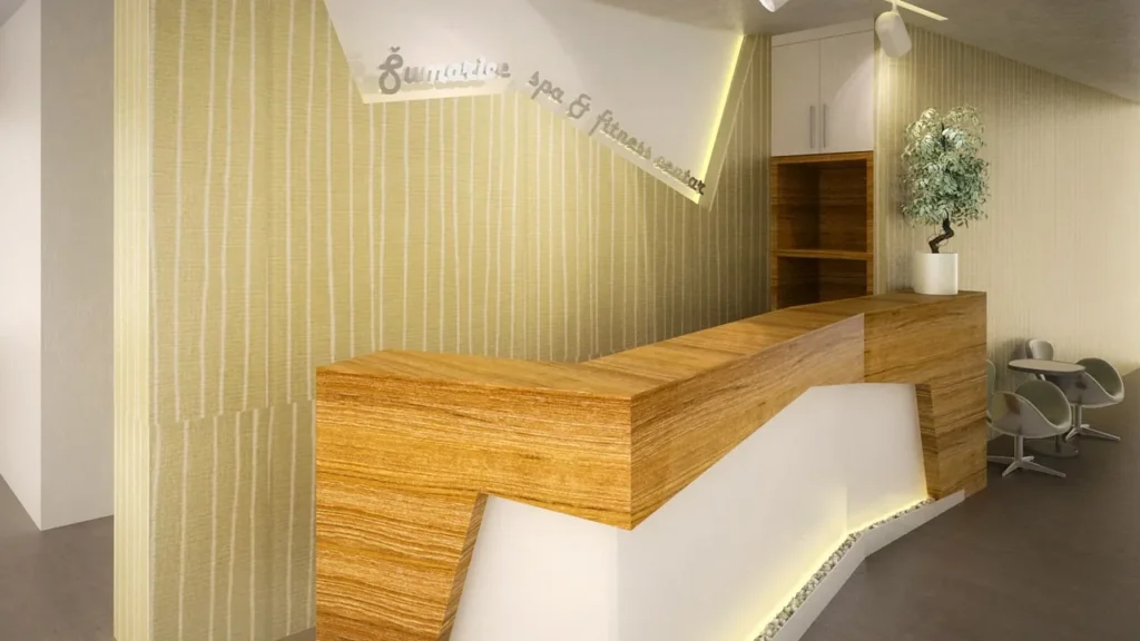 Mostrador de la recepción del hotel en La Meca, con paneles de madera e iluminación suave