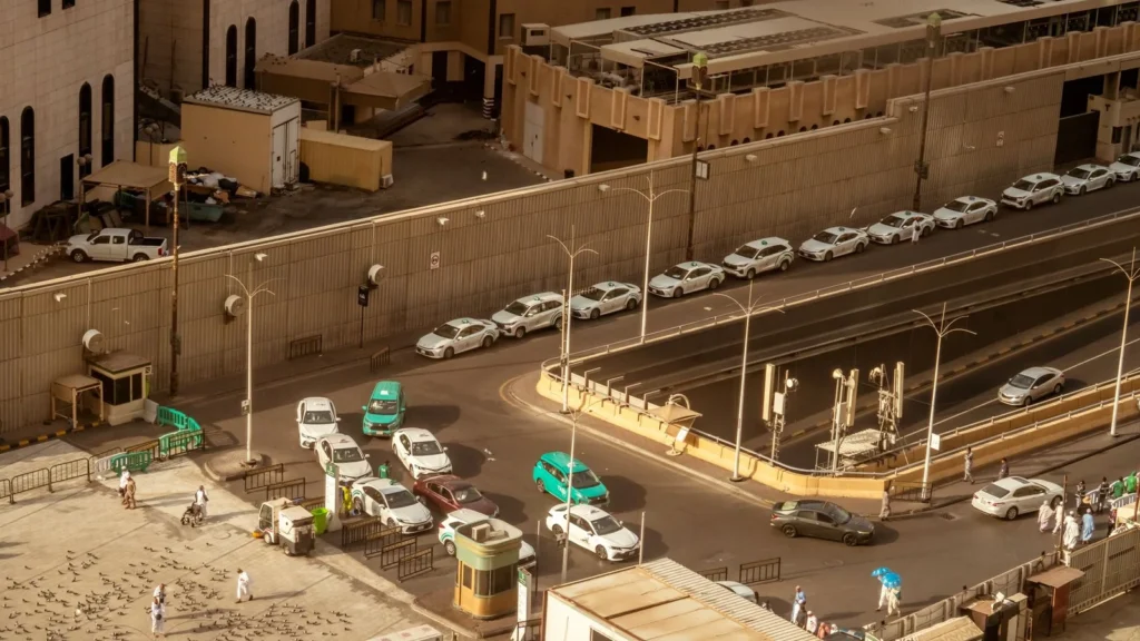 Calle con coches aparcados y en circulación cerca de la Gran Mezquita, vista desde arriba, donde es difícil dejar un taxi con espera en la ziyarah
