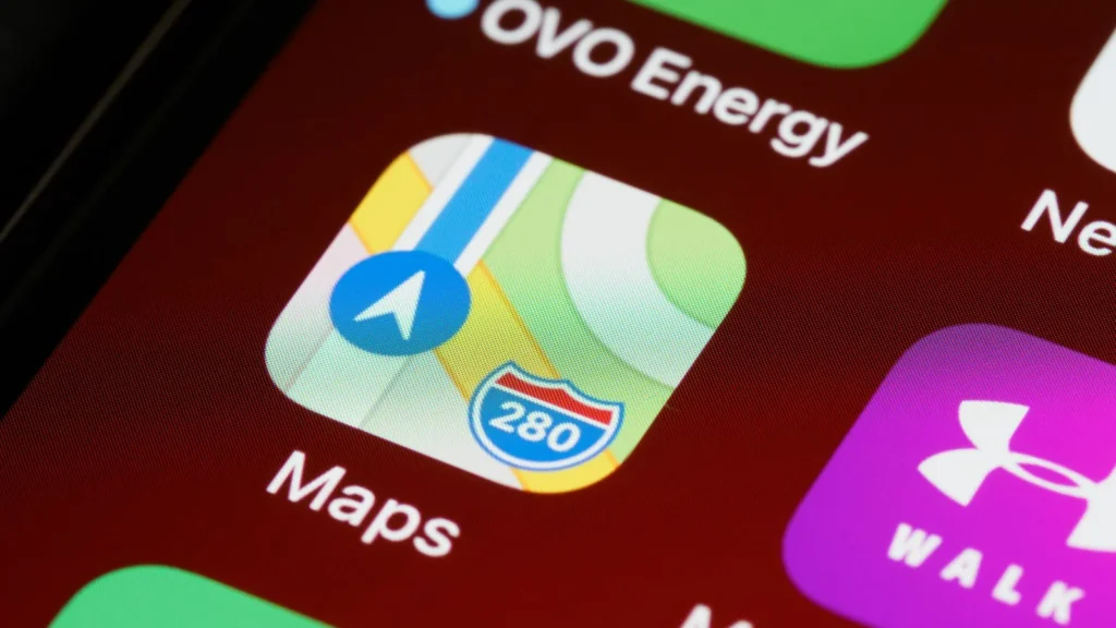 Smartphone-Bildschirm mit dem Symbol einer Karten-App zwischen anderen Apps, wie man ihn zum Planen einer Ziyarah in Mekka mit Google Maps nutzt