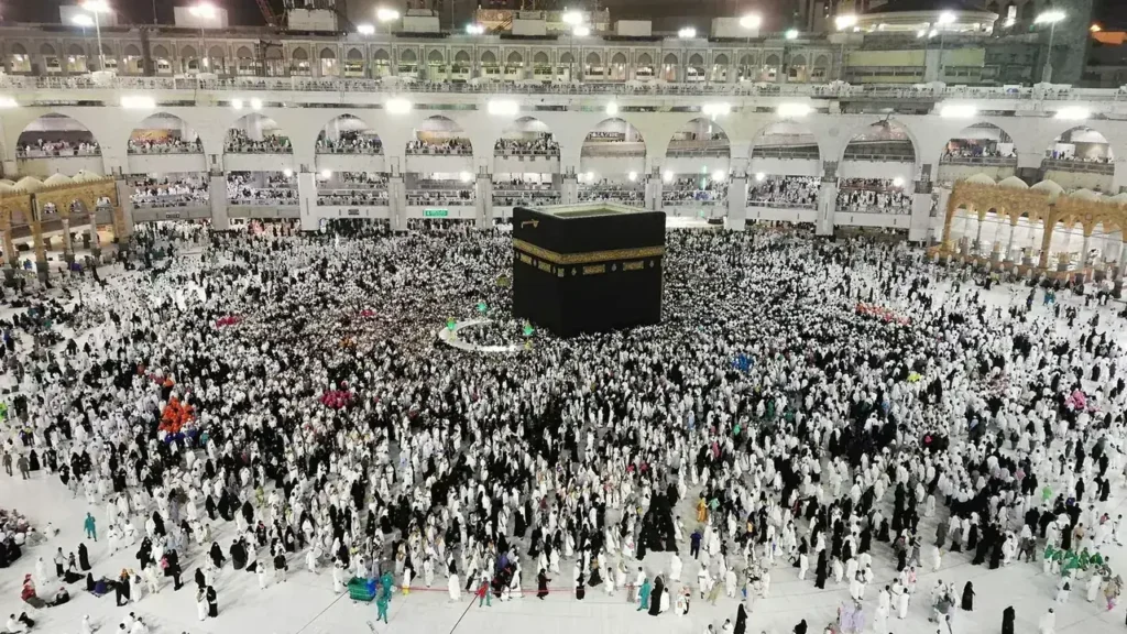Pilger um die Kaaba in der Heiligen Moschee von Mekka bei Nacht – vor der Ziyarah-Rückfahrt in Mekka