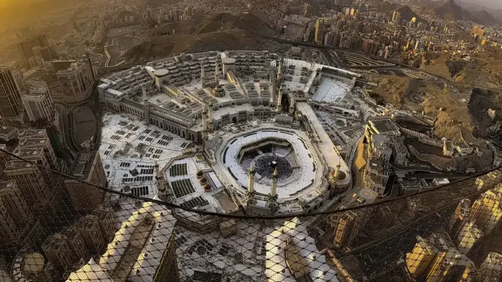 Luftaufnahme der Heiligen Moschee in Mekka bei Sonnenuntergang, Ausgangspunkt für die Frage, ob man Masjid Aisha und Ziyarah kombinieren sollte