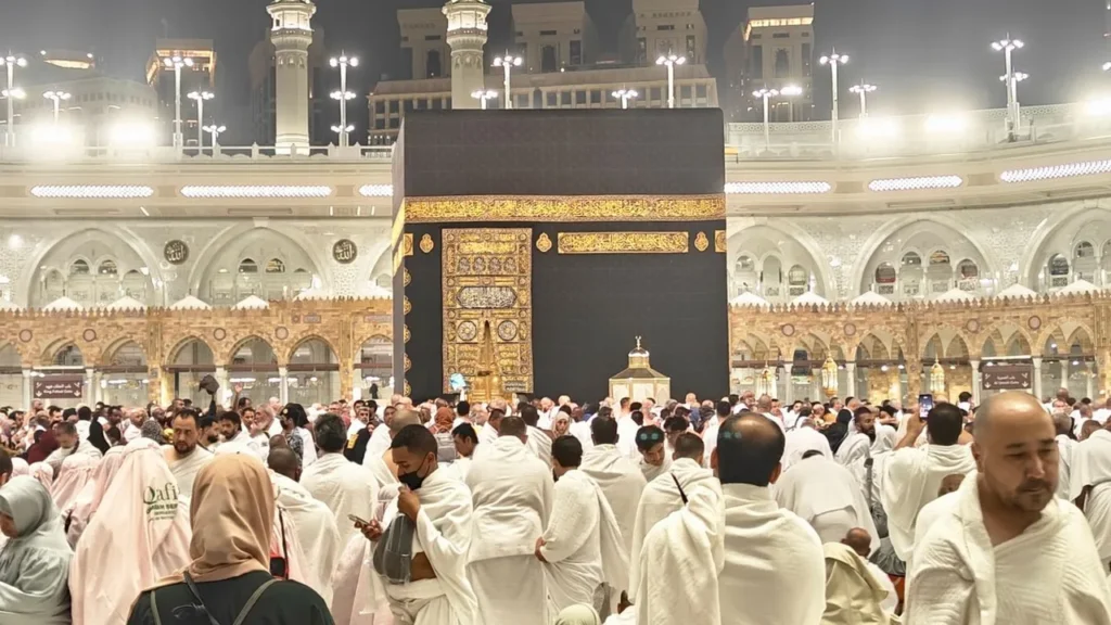 Pellegrini in ihram bianco riuniti di notte attorno alla Kaaba, alla Mecca: guida alla Masjid Aisha con la famiglia
