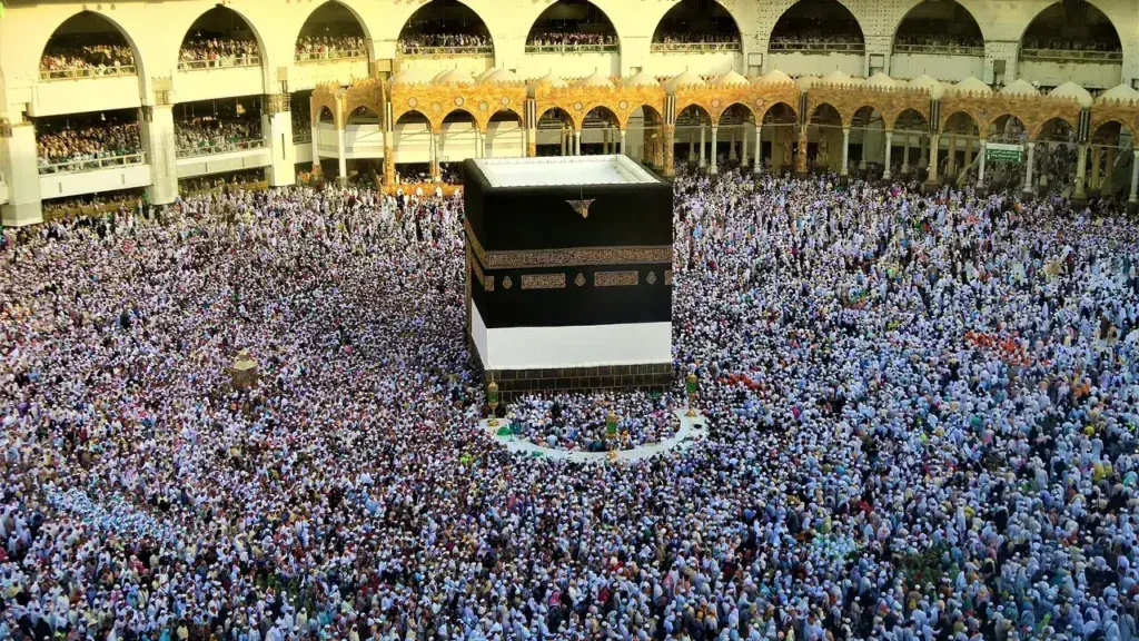 Menschenmenge um die Kaaba im Innenhof der Heiligen Moschee in Mekka, Ausgangspunkt vieler Fahrten zur Masjid Aisha hin und zurück