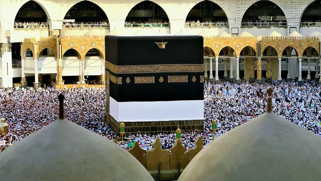 The Kaaba and pilgrims illustrating essential and optional Makkah stops