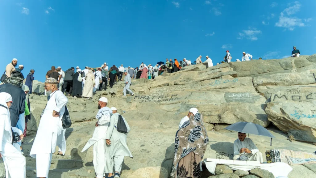 Peregrinos subiendo por el sendero rocoso de Jabal al-Nour, uno de los sitios a valorar al decidir qué lugar visitar en La Meca