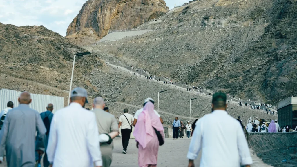 Pilger steigen auf den Jabal al-Nour, den Berg des Lichts in Mekka, Ziel für ein Taxi als einfache Fahrt