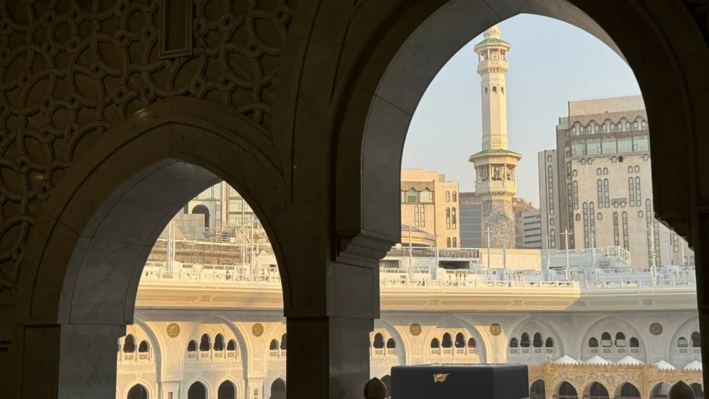 La Kaaba vista a través de arcos de piedra labrada en el interior de la Gran Mezquita, punto de partida para decidir qué hacer en La Meca después de la umrah