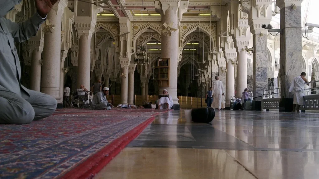 File di archi all'interno della Grande Moschea della Mecca con l'architettura in pietra e marmo raccontata dalla Mostra dell'architettura delle Due Sacre Moschee