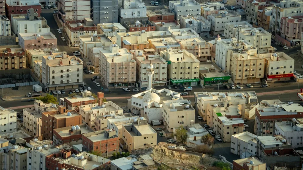 Vista aérea de calles residenciales densas y una mezquita en La Meca, ciudad donde se puede hacer la ziyarah en dos días