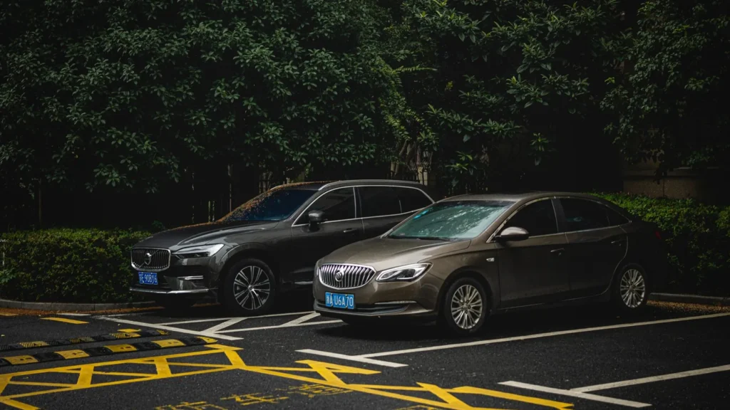 Due auto, un SUV e una berlina, parcheggiate una accanto all'altra: due auto o un minibus per l'uscita in famiglia