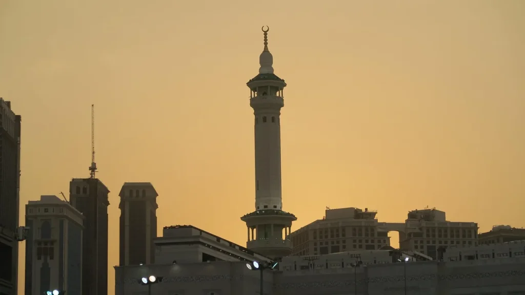 Minaret over the city of Makkah – Makkah Cabs affiliate programme