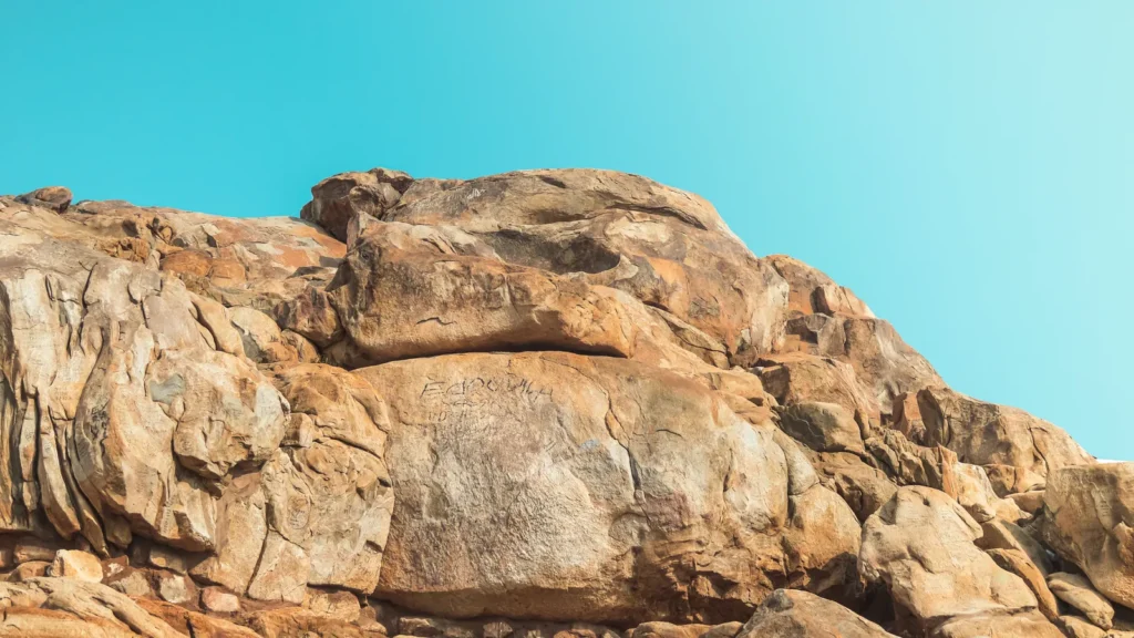 Rocky slopes of Mount Arafat – Makkah Ziyarah taxi questions